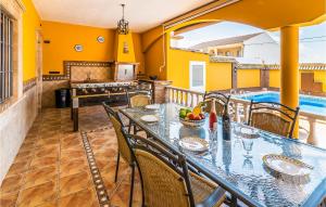 cocina y comedor con mesa y sillas en Awesome Home In Priego De Cordoba With Kitchen, en Priego de Córdoba