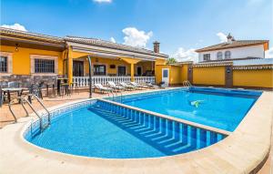 una piscina frente a una casa en Awesome Home In Priego De Cordoba With Kitchen, en Priego de Córdoba