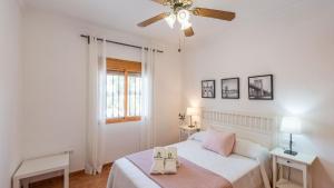 A bed or beds in a room at Casa Mari de Almogia by Ruralidays