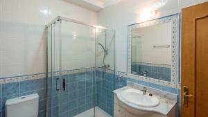 A bathroom at Casa Mari de Almogia by Ruralidays