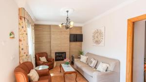 A television and/or entertainment centre at Casa Mari de Almogia by Ruralidays