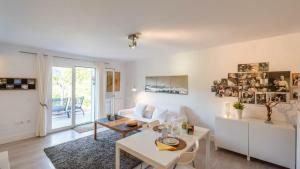 salon z kanapą i stołem w obiekcie Casa Ami Guaro by Ruralidays w mieście Guaro