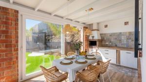 eine Küche und ein Esszimmer mit einem weißen Tisch und Stühlen in der Unterkunft Villa Belen Torrox by Ruralidays in Torrox