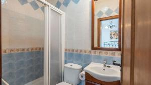 ein Badezimmer mit Toilette, Waschbecken und Spiegel in der Unterkunft Villa Belen Torrox by Ruralidays in Torrox