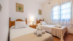 ein Schlafzimmer mit zwei Betten und einem Fenster in der Unterkunft Villa Belen Torrox by Ruralidays in Torrox + 31 Fotos
