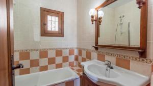 Ein Badezimmer in der Unterkunft Villa Belen Torrox by Ruralidays