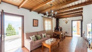 Ein Sitzbereich in der Unterkunft Villa Belen Torrox by Ruralidays