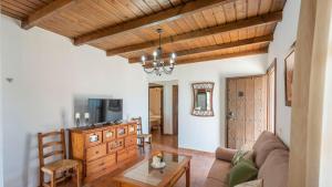 ein Wohnzimmer mit einer Couch und einem Tisch in der Unterkunft Villa Belen Torrox by Ruralidays in Torrox