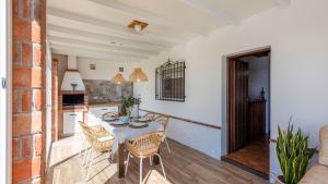 Ein Sitzbereich in der Unterkunft Villa Belen Torrox by Ruralidays