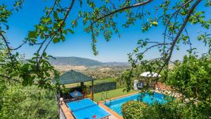 Una villa con piscina y montañas al fondo. en Cortijo del Abuelo El Gastor by Ruralidays, en El Gastor 30 fotos más