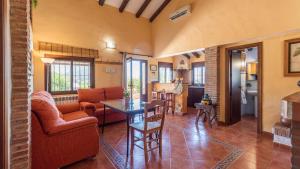 una sala de estar con un sofá y una mesa en Cortijo del Abuelo El Gastor by Ruralidays, en El Gastor