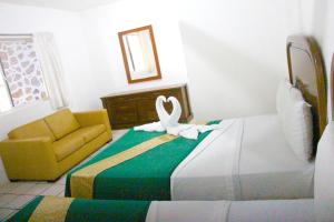 Habitación de hotel con cama y silla en Hotel Ameyali Tequesquitengo, en Tequesquitengo