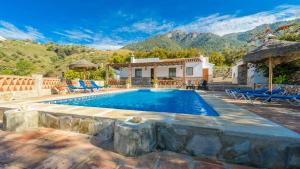 eine Villa mit einem Pool und einem Haus in der Unterkunft Villa La Monticana Frigiliana by Ruralidays in Frigiliana
