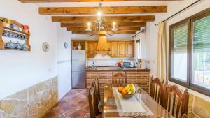 eine Küche mit einem Tisch und einer Obstschale darauf in der Unterkunft Villa La Monticana Frigiliana by Ruralidays in Frigiliana