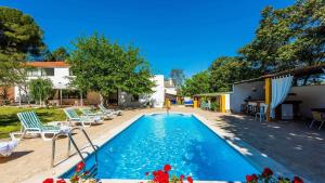 - une piscine dans une cour avec des chaises et des arbres dans l'établissement Cortijo La Vega Archidona by Ruralidays, à Archidona
