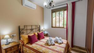 Posteľ alebo postele v izbe v ubytovaní Villa Fraskito Iznajar by Ruralidays + 19 fotografií