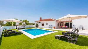 a backyard with a swimming pool and a house at El Llano del Torcal Antequera - La Higuera by Ruralidays in Antequera
