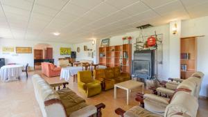 Una gran sala de estar con sofás y chimenea. en Cortijo La Umbria Villanueva de Algaidas by Ruralidays, en Villanueva de Algaidas