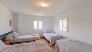 Habitación con 2 camas, sofá y ventanas en Cortijo La Umbria Villanueva de Algaidas by Ruralidays, en Villanueva de Algaidas 36 fotos más
