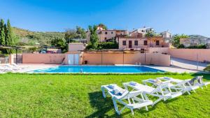 The swimming pool at or close to Casa Rural Azahar Periana by Ruralidays