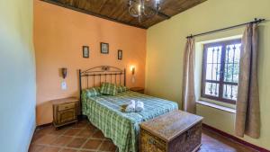 A bed or beds in a room at Casa Rural Azahar Periana by Ruralidays
