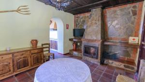 A television and/or entertainment centre at Casa Rural Azahar Periana by Ruralidays