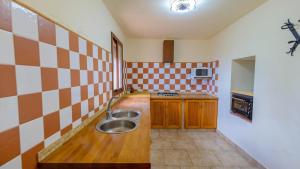 A kitchen or kitchenette at Casa Rural Azahar Periana by Ruralidays