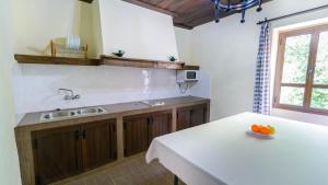 A kitchen or kitchenette at Casa Rural Azahar Periana by Ruralidays