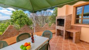 A television and/or entertainment centre at Casa Rural Azahar Periana by Ruralidays