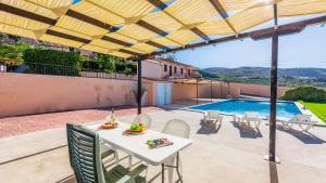 The swimming pool at or close to Casa Rural Azahar Periana by Ruralidays