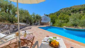 Der Swimmingpool an oder in der Nähe von Finca Colores en el Viento Frigiliana by Ruralidays