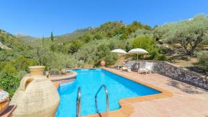 - une piscine dans une villa avec une montagne dans l'établissement Finca Colores en el Viento Frigiliana by Ruralidays, à Frigiliana