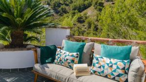 Ein Sitzbereich in der Unterkunft Finca Colores en el Viento Frigiliana by Ruralidays