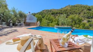 Der Swimmingpool an oder in der Nähe von Finca Colores en el Viento Frigiliana by Ruralidays