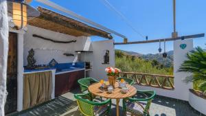 Ein Balkon oder eine Terrasse in der Unterkunft Finca Colores en el Viento Frigiliana by Ruralidays