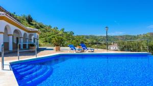 Πισίνα στο ή κοντά στο Villa Adelfas Vinuela by Ruralidays