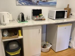 Dapur atau dapur kecil di Oceanview Apartment +18 gambar