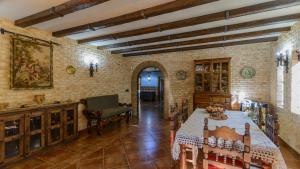 een eetkamer met een tafel en stoelen in een kamer bij Villa Rocio Setenil de las Bodegas by Ruralidays in Setenil