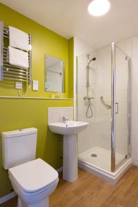 y baño con aseo, lavabo y ducha. en The Caledonian Claymore Hotel en Arrochar