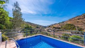 een zwembad op een balkon met uitzicht op een berg bij Casa Ameli Competa by Ruralidays in Cómpeta