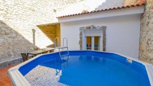 uma piscina no quintal de uma casa em Casa El Descansito del Rey Alora by Ruralidays em Álora