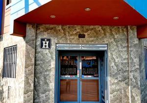 um edifício com uma porta para uma loja de vinhos em HOTEL GLAMOUR em Lima