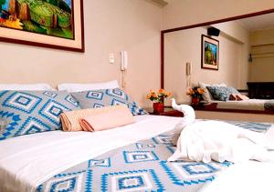 Un dormitorio con una cama con un cisne. en HOTEL GLAMOUR, en Lima