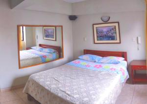 - une chambre avec 2 lits et un miroir dans l'établissement HOTEL GLAMOUR, à Lima