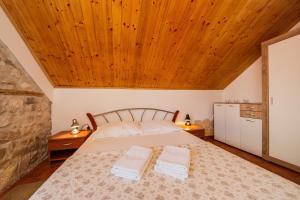 Ein Bett oder Betten in einem Zimmer der Unterkunft Apartments Villa Mirakul