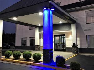 a blue lit column in front of a building at Baymont by Wyndham Adairsville in Adairsville