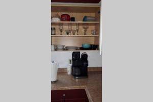Una cocina o zona de cocina en Southern Charm Vacation Rental