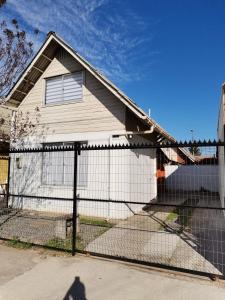 una casa bianca con una recinzione di fronte di Casa acogedora en excelente ubicación de San Fernando a San Fernando