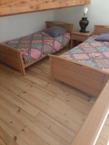 una camera con 2 letti e un pavimento in legno di Villa sécurisée pres des lecques a Saint-Cyr-sur-Mer