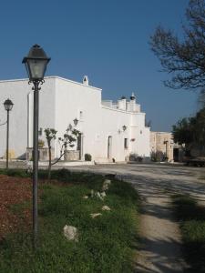 a street light in front of a white building at B&b Cinque Stalle in Monopoli